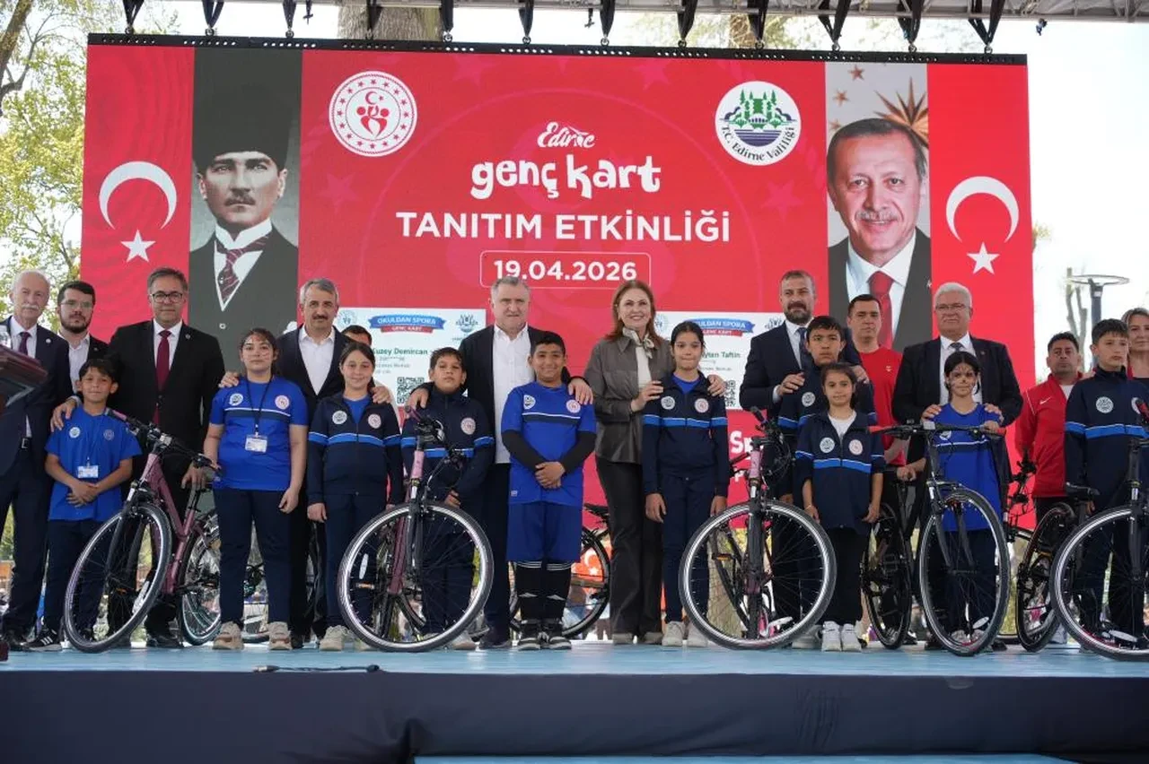 Bakan Bak’tan ailelere ‘sevgi’ çağrısı: 'Lütfen çocuklarınızla konuşun, çocuklarınıza sarılın'