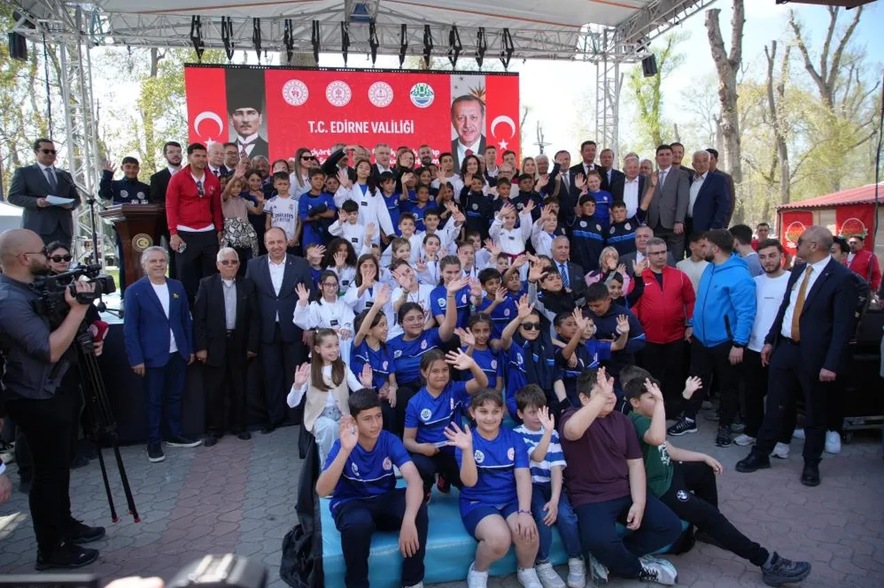 Bakan Bak’tan ailelere ‘sevgi’ çağrısı: 'Lütfen çocuklarınızla konuşun, çocuklarınıza sarılın'