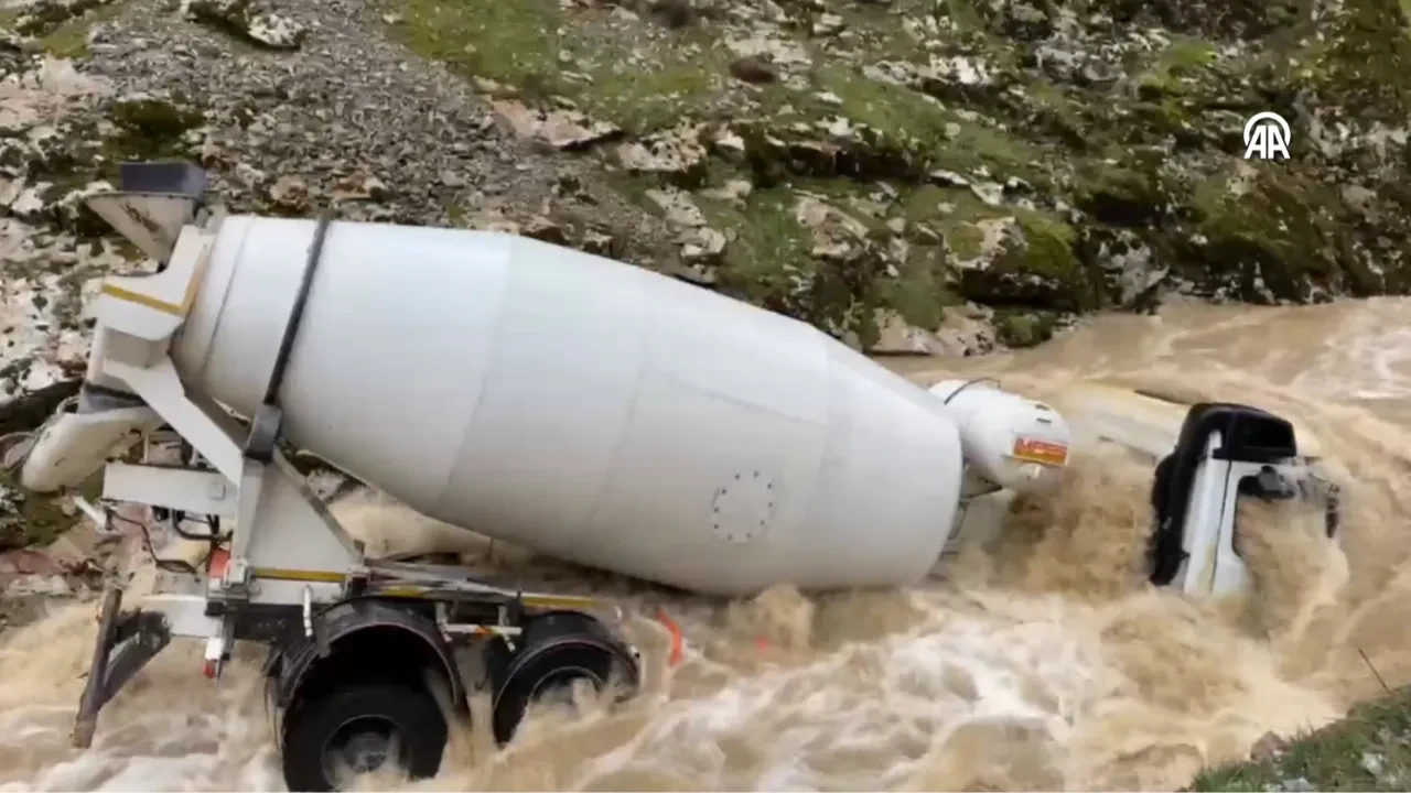 Bitlis’te beton mikseri dereye düştü: Kayıp şoför dalgıçlarla arandı