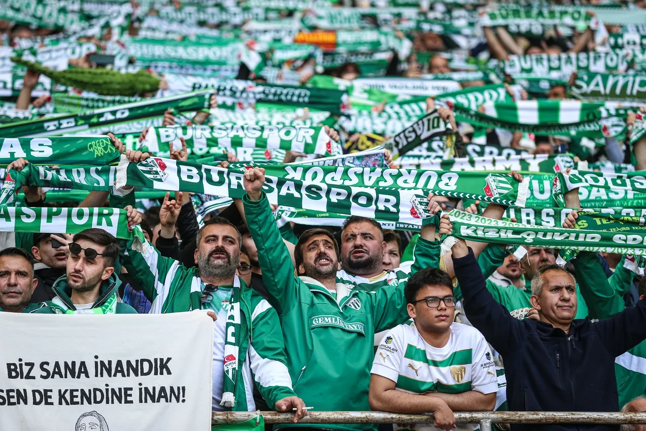 Bursaspor Başkanı Enes Çelik, şampiyonluğun ardından konuştu! "Kötü günlerden güzel günlere geldik"