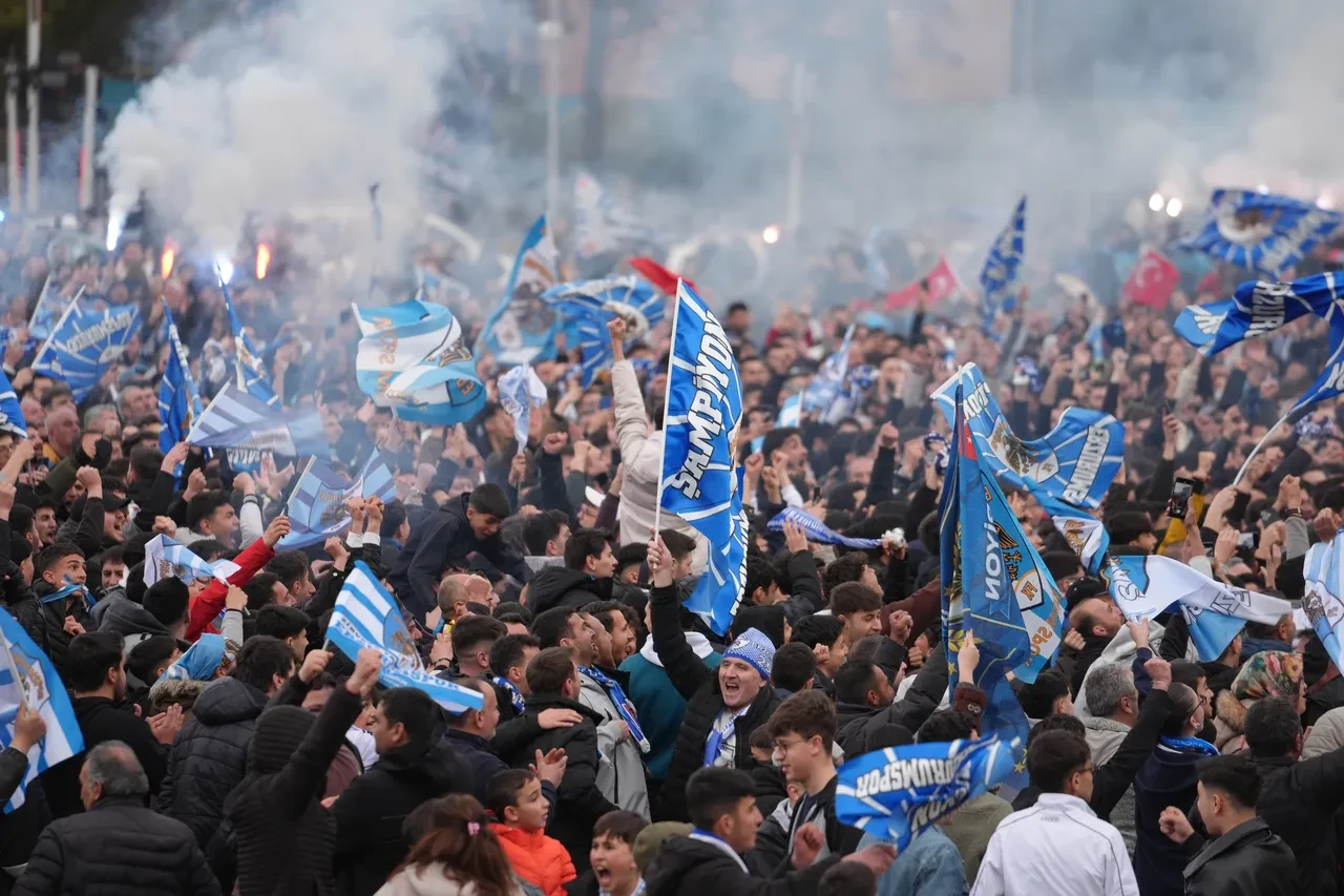Erzurumspor FK, Süper Lig'e yükseldi! Mavi-beyazlılar, 5 yılın ardından Süper Lig'e döndü