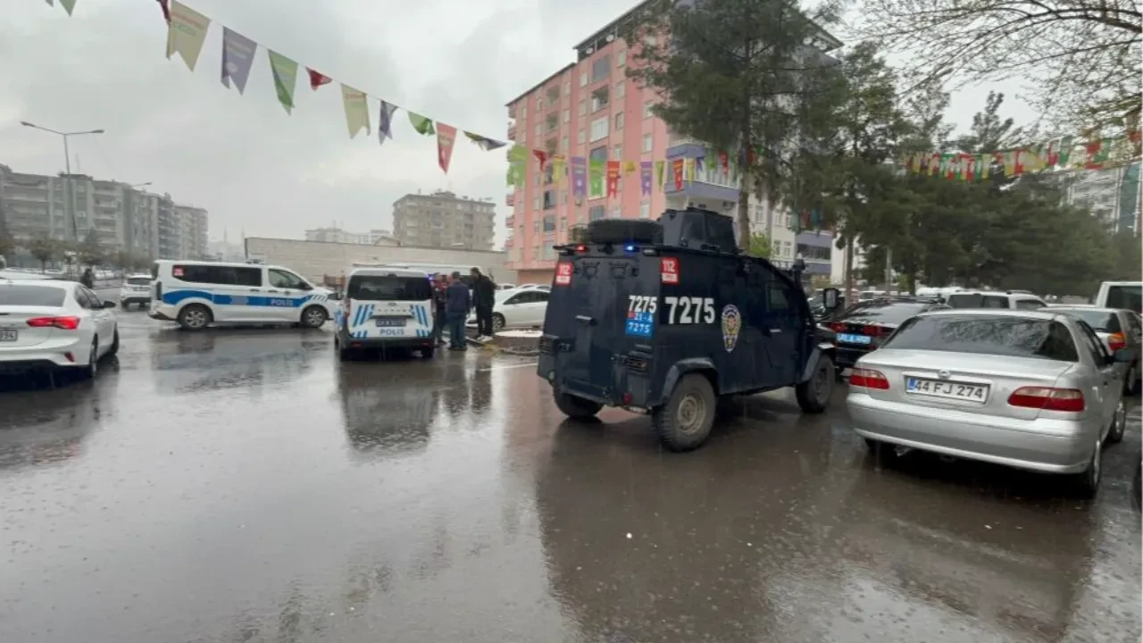 Esnaflar birbirine girdi! Silahlı kavgada kan aktı: Çok sayıda yaralı var