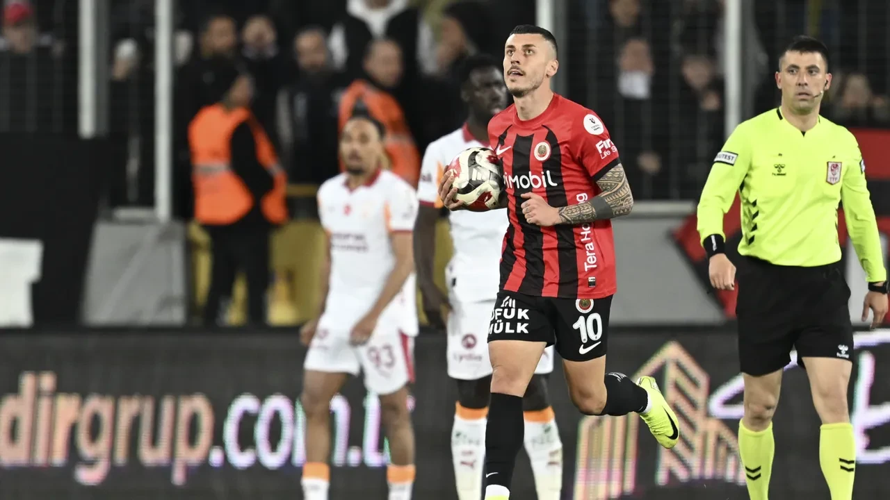 Galatasaray'ın golü ofsayta takıldı