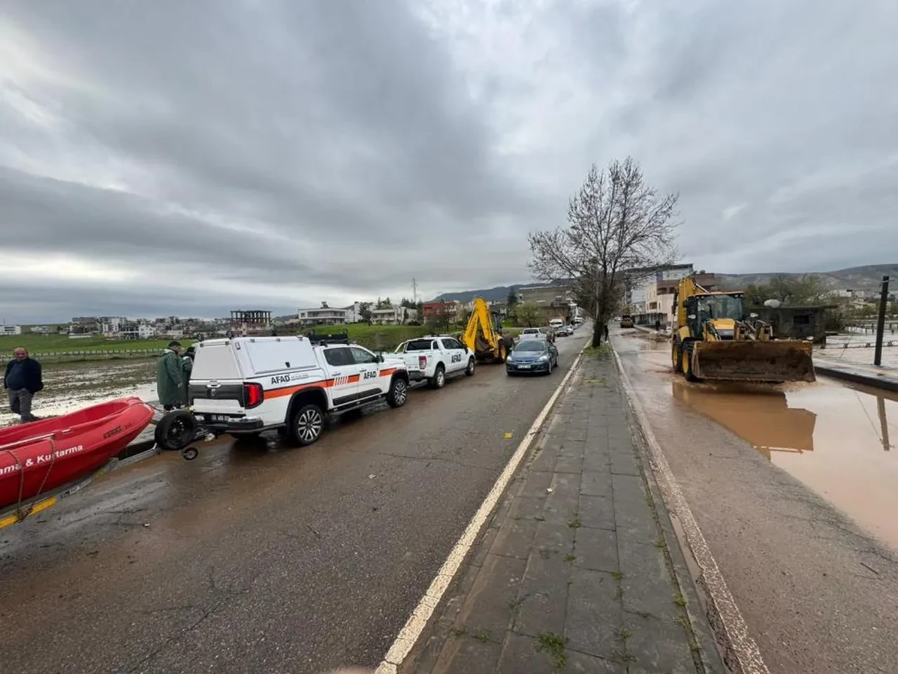 Güneydoğu'yu sağanak vurdu! Sel ve taşkın sonrası ev ve iş yerlerini su bastı