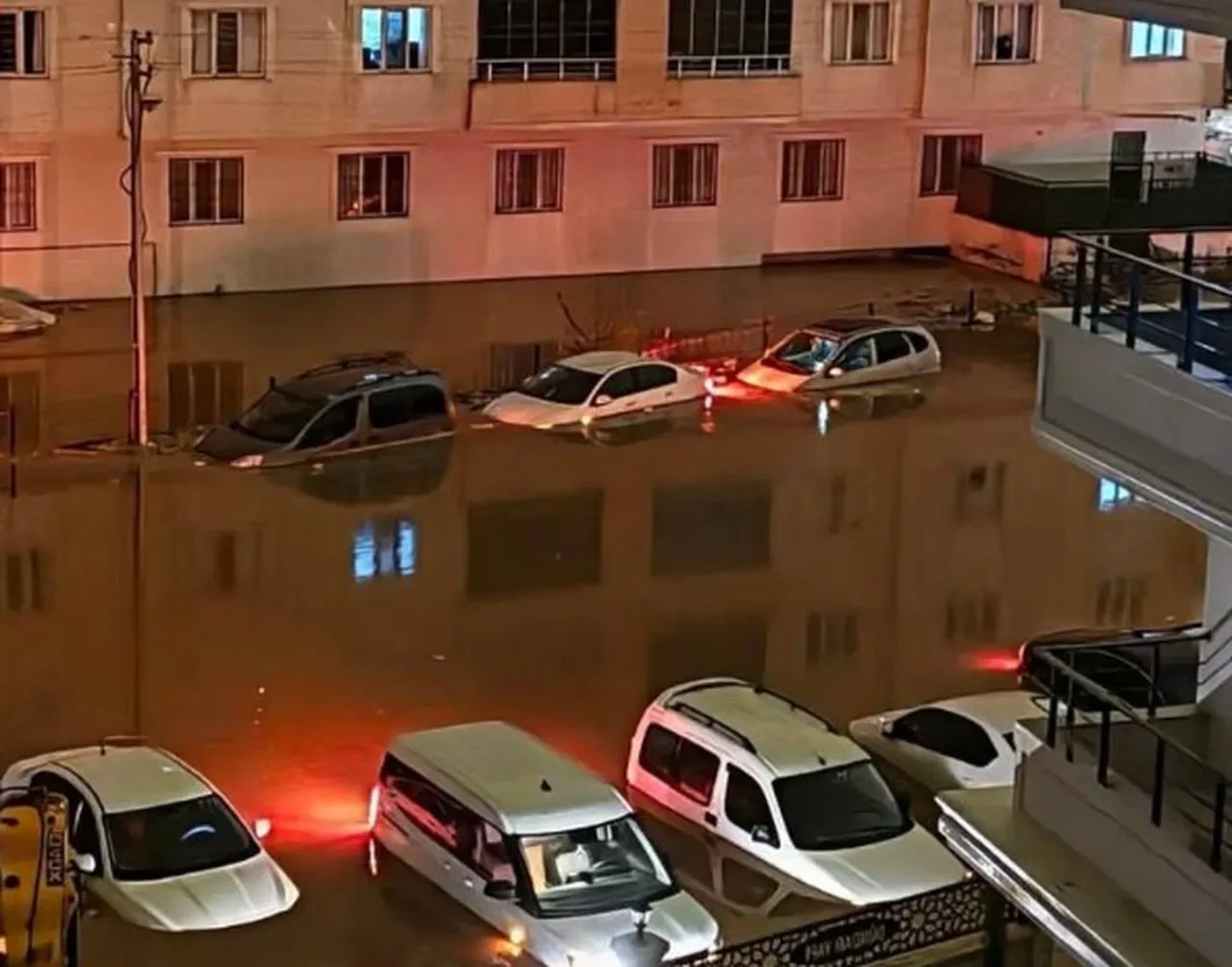 Güneydoğu'yu sağanak vurdu! Sel ve taşkın sonrası ev ve iş yerlerini su bastı