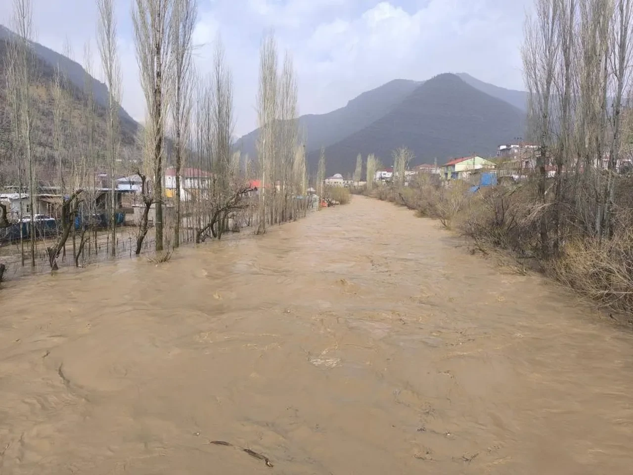 Güneydoğu'yu sağanak vurdu! Sel ve taşkın sonrası ev ve iş yerlerini su bastı