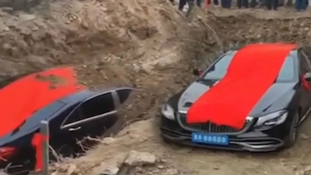 Hiçbir sorunu olmayan lüks aracı toprağın altına gömdüler! Bu anlar izleyen herkesi şoke etti