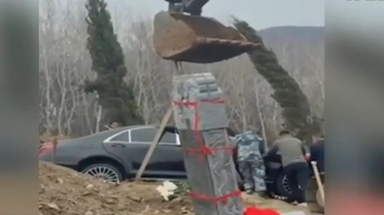 Hiçbir sorunu olmayan lüks aracı toprağın altına gömdüler! Bu anlar izleyen herkesi şoke etti