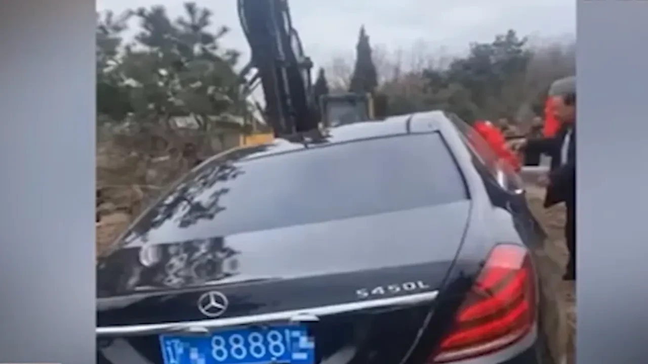 Hiçbir sorunu olmayan lüks aracı toprağın altına gömdüler! Bu anlar izleyen herkesi şoke etti