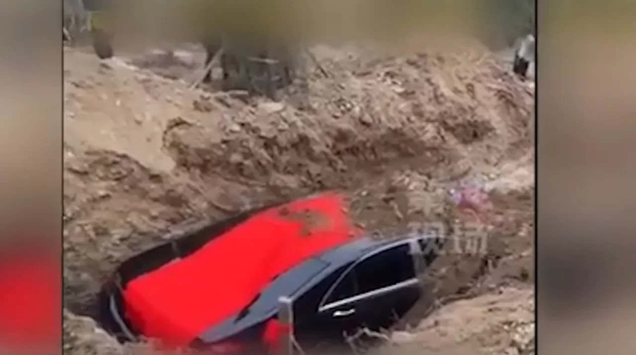 Hiçbir sorunu olmayan lüks aracı toprağın altına gömdüler! Bu anlar izleyen herkesi şoke etti