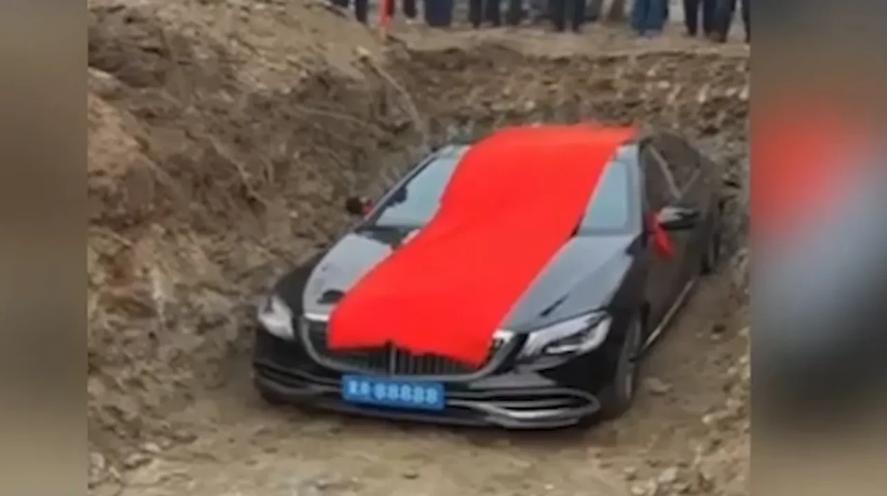 Hiçbir sorunu olmayan lüks aracı toprağın altına gömdüler! Bu anlar izleyen herkesi şoke etti