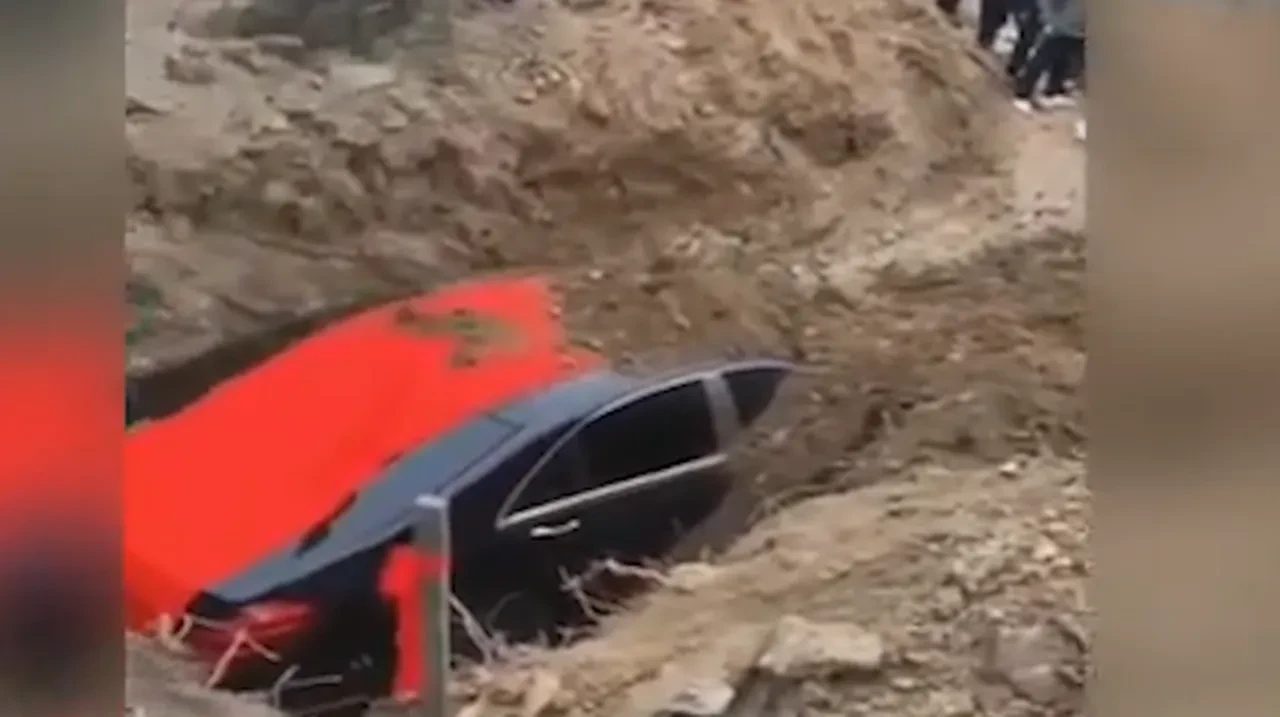 Hiçbir sorunu olmayan lüks aracı toprağın altına gömdüler! Bu anlar izleyen herkesi şoke etti