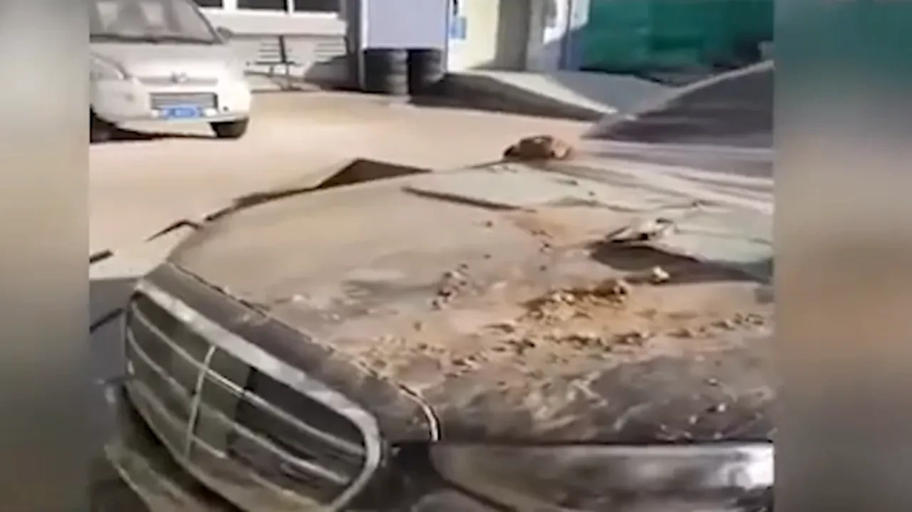 Hiçbir sorunu olmayan lüks aracı toprağın altına gömdüler! Bu anlar izleyen herkesi şoke etti