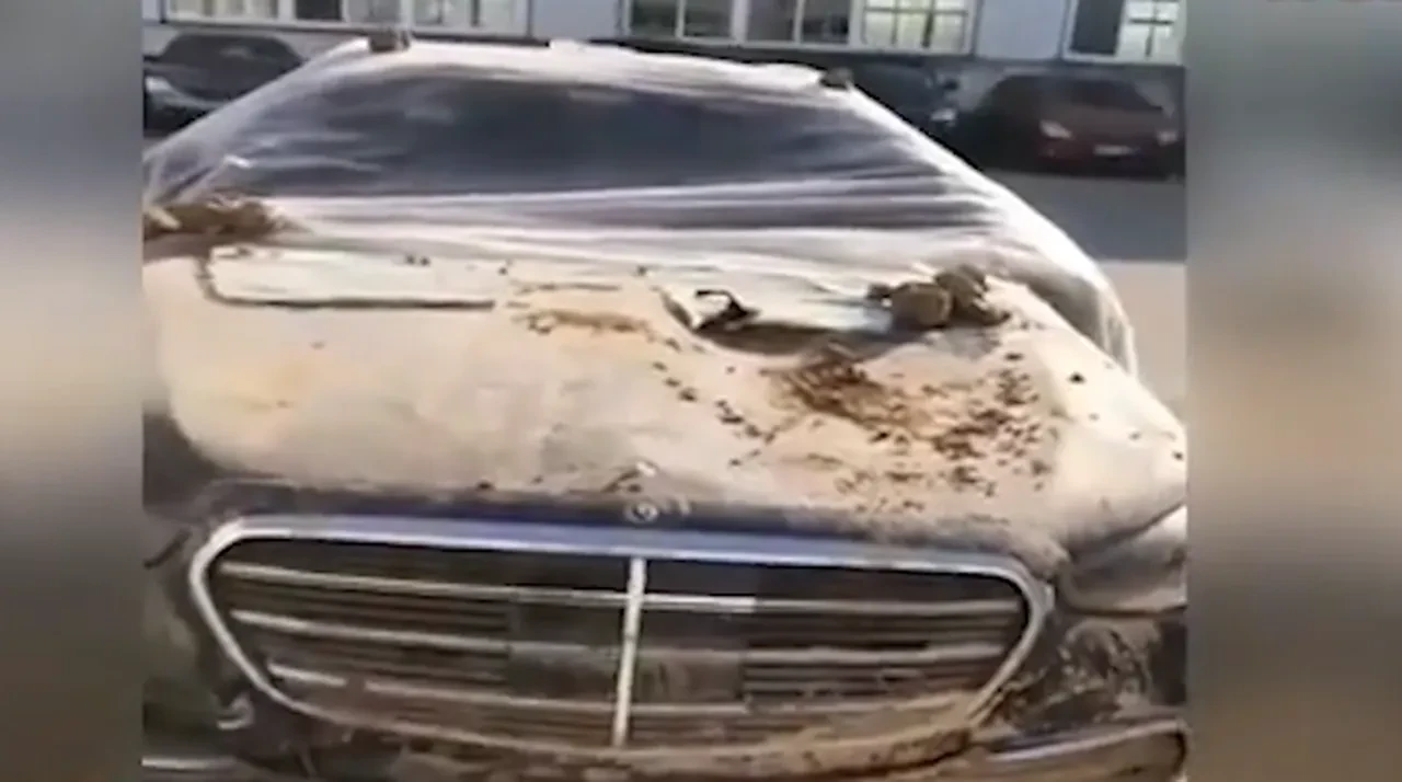 Hiçbir sorunu olmayan lüks aracı toprağın altına gömdüler! Bu anlar izleyen herkesi şoke etti