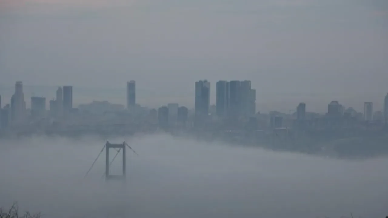 İstanbul Boğazı yoğun sis nedeniyle trafiğe kapatıldı