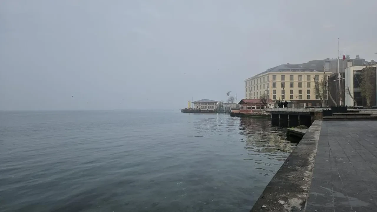 İstanbul Boğazı yoğun sis nedeniyle trafiğe kapatıldı