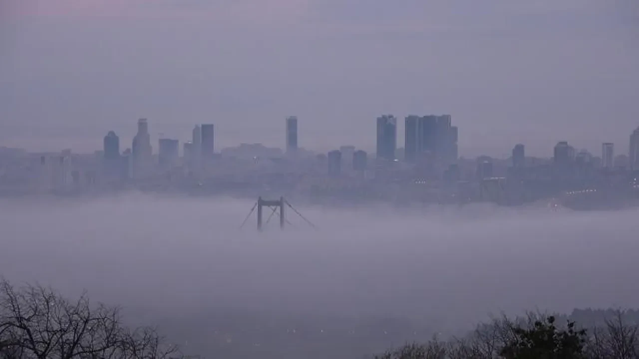 İstanbul Boğazı yoğun sis nedeniyle trafiğe kapatıldı