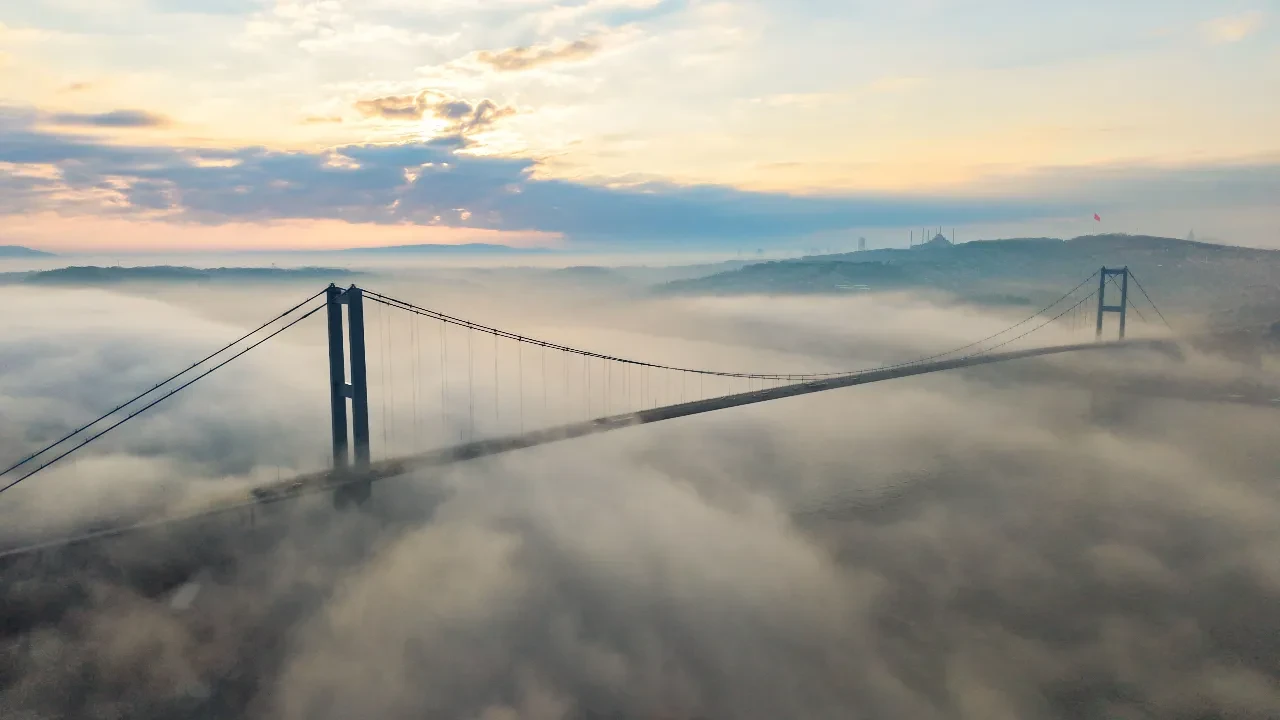 İstanbul’da mest eden görüntüler: Sis boğazı teslim aldı