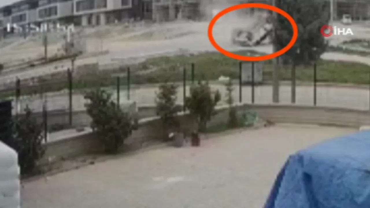 Kavşakta takla attıran kaza! Anbean kaydedildi 