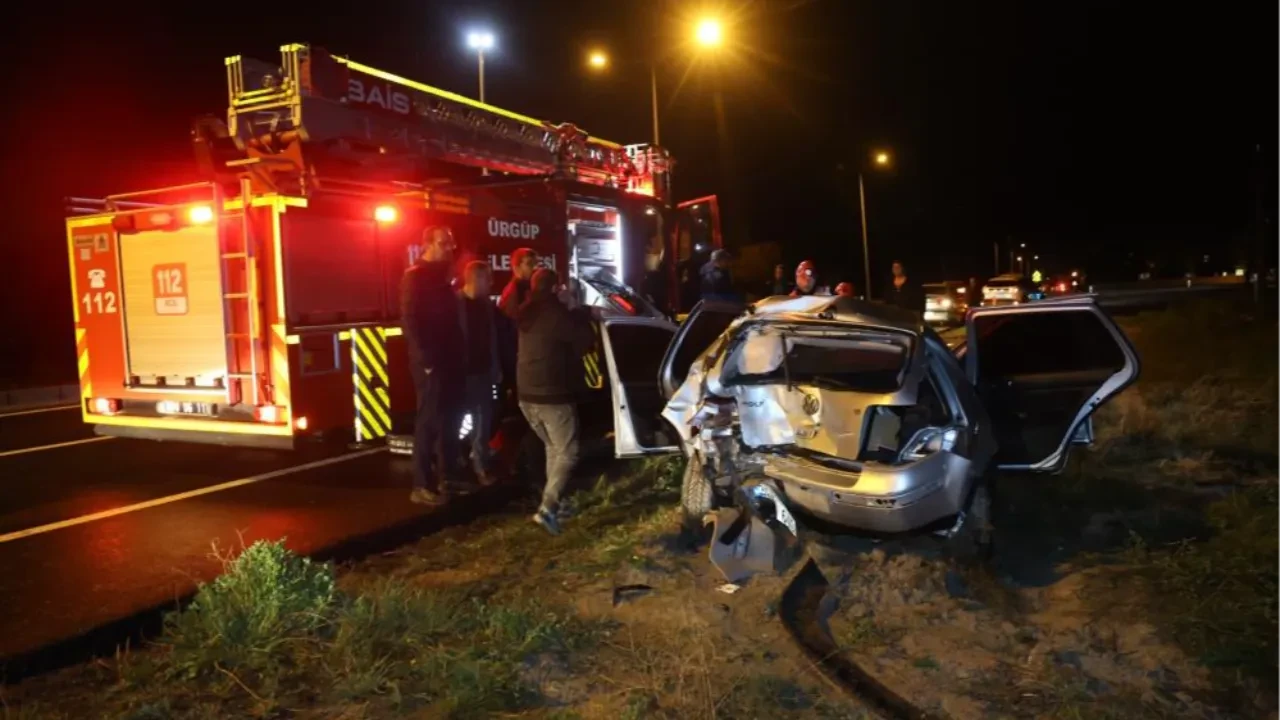 Kaza yaptı, sağlık ekiplerine kök söktürdü: Yaralı sürücünün ambulans inadı kameralara yansıdı
