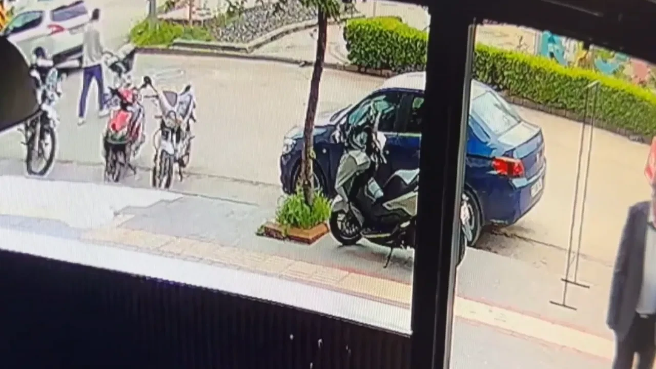 Kilis'te yaya geçidinde dehşet: Motosiklet bebek arabasına çarptı