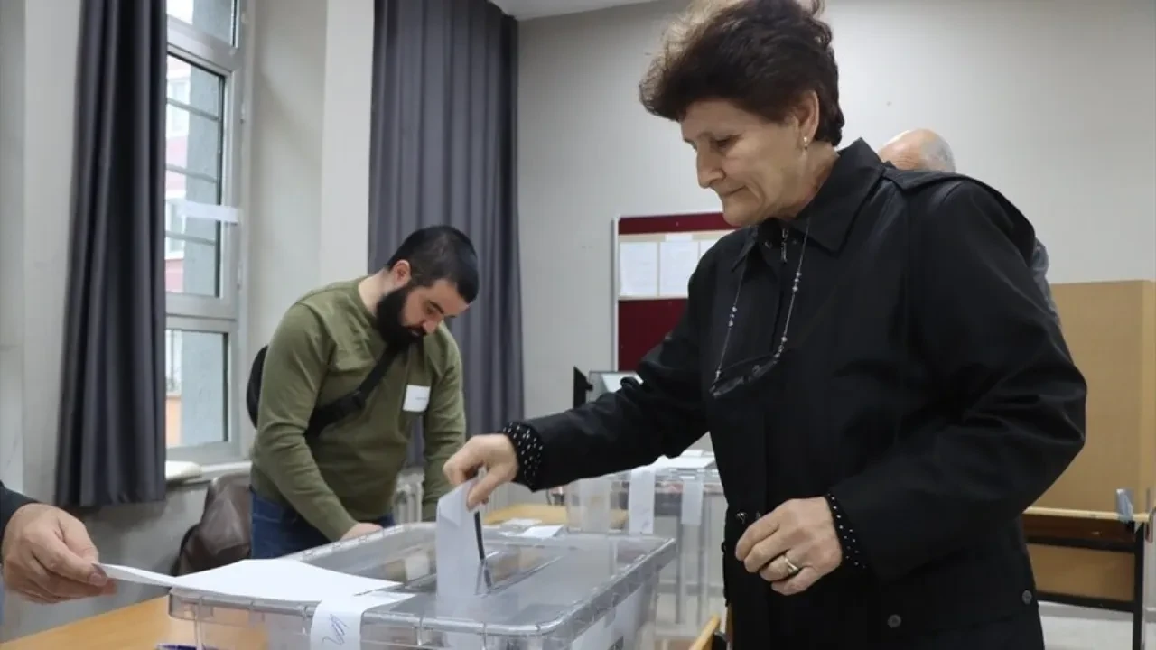 Komşuda seçim heyecanı: Bulgarlar 5 yılda 8. kez sandık başına gidiyorlar