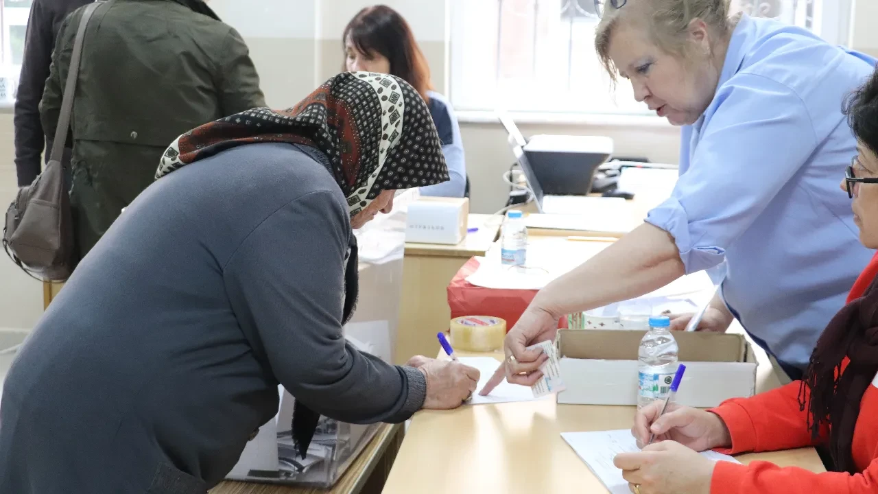 Komşuda seçim heyecanı: Bulgarlar 5 yılda 8. kez sandık başına gidiyorlar