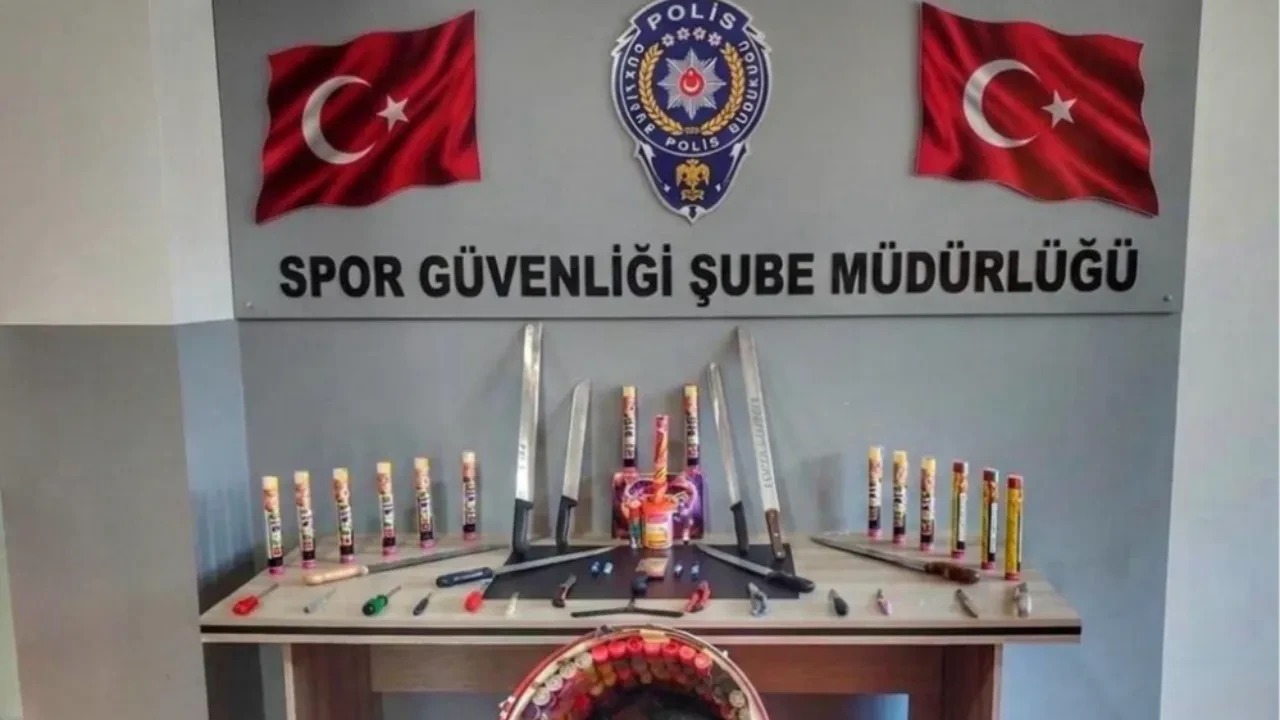 Maça değil savaşa gitmişler! Deplasman otobüsünden cephanelik çıktı