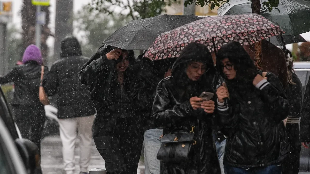 Meteoroloji 61 ili uyardı: Kuvvetli sağanak geliyor! Sel ve su baskınlarına dikkat!