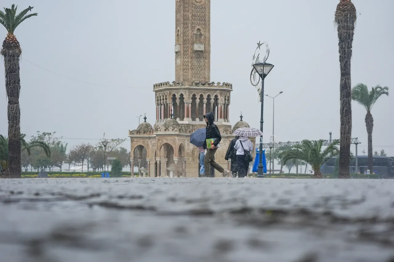 Meteoroloji 61 ili uyardı: Kuvvetli sağanak geliyor! Sel ve su baskınlarına dikkat!