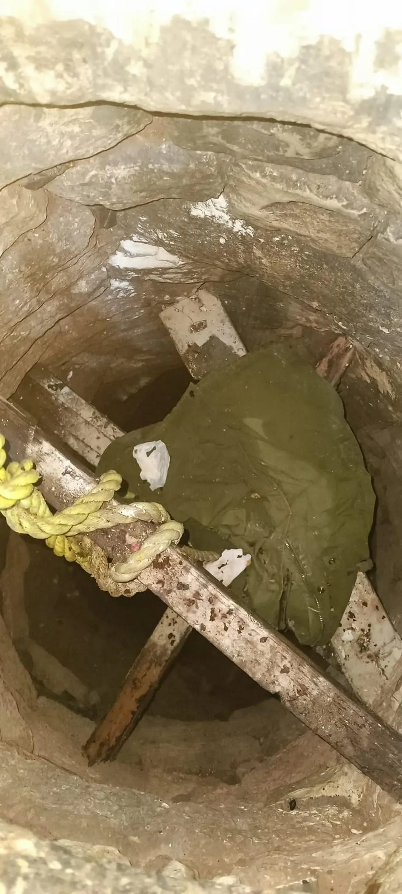 Narkotik ekipler iğneyle kuyu kazdı! 30 yıl kesinleşmiş cezası olan şüpheli kuyudan çıktı