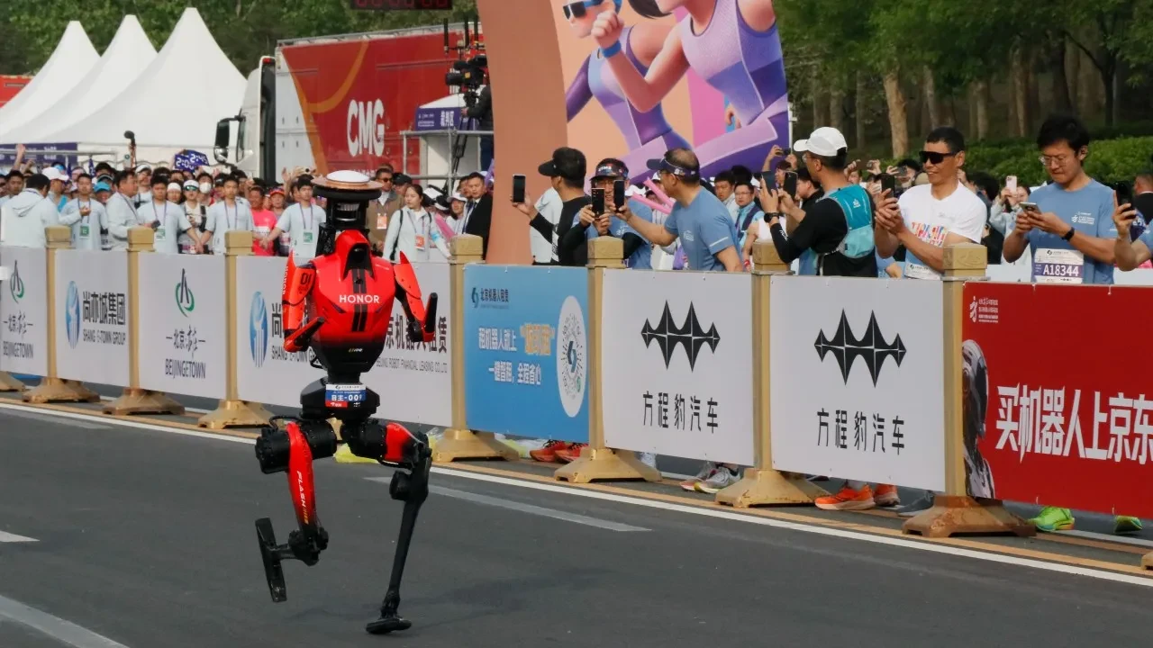 Spor tarihine geçen gün: İnsansı robotlar, Çin'de yarı maraton dünya rekorunu kırdı