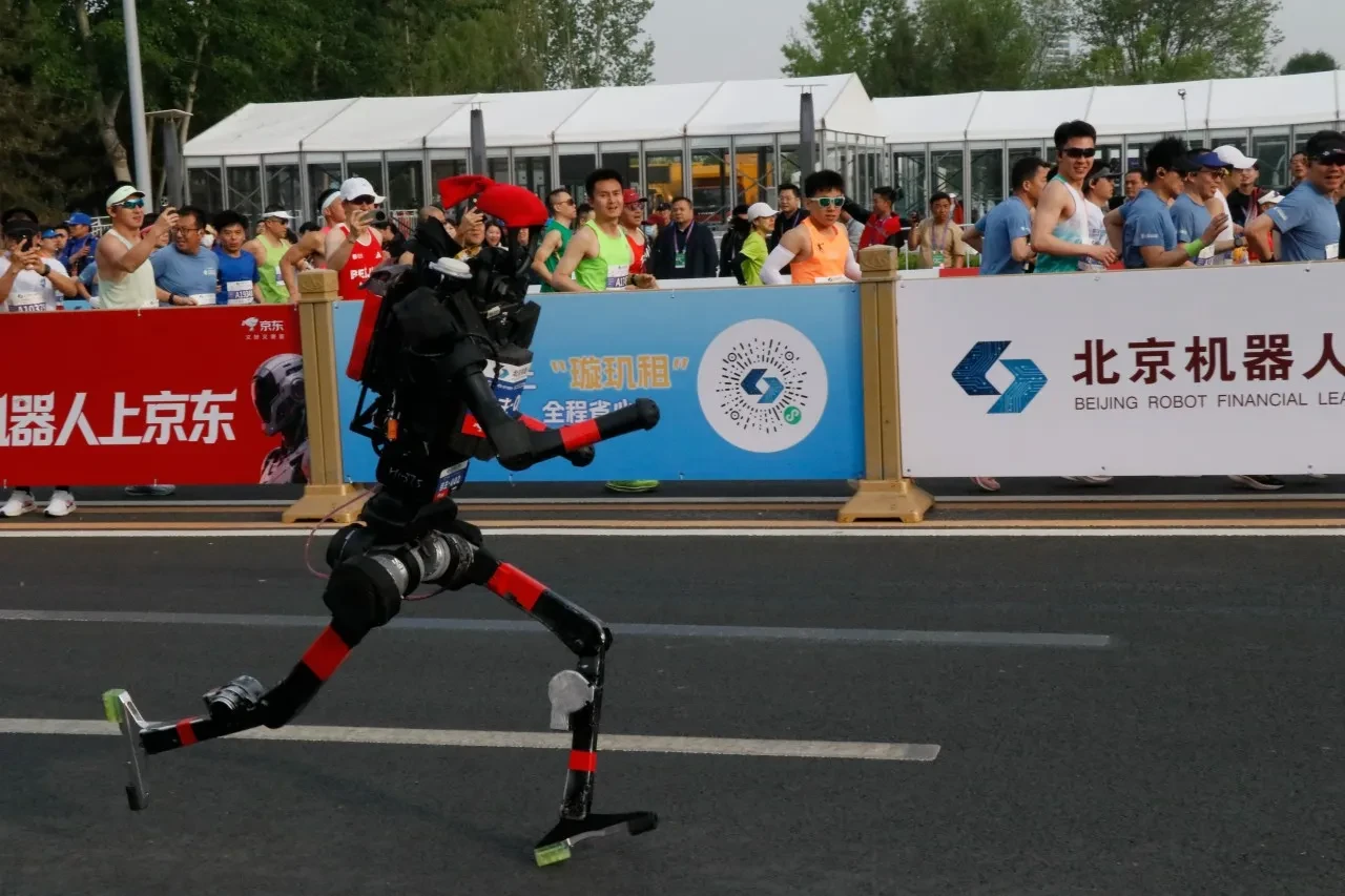 Spor tarihine geçen gün: İnsansı robotlar, Çin'de yarı maraton dünya rekorunu kırdı