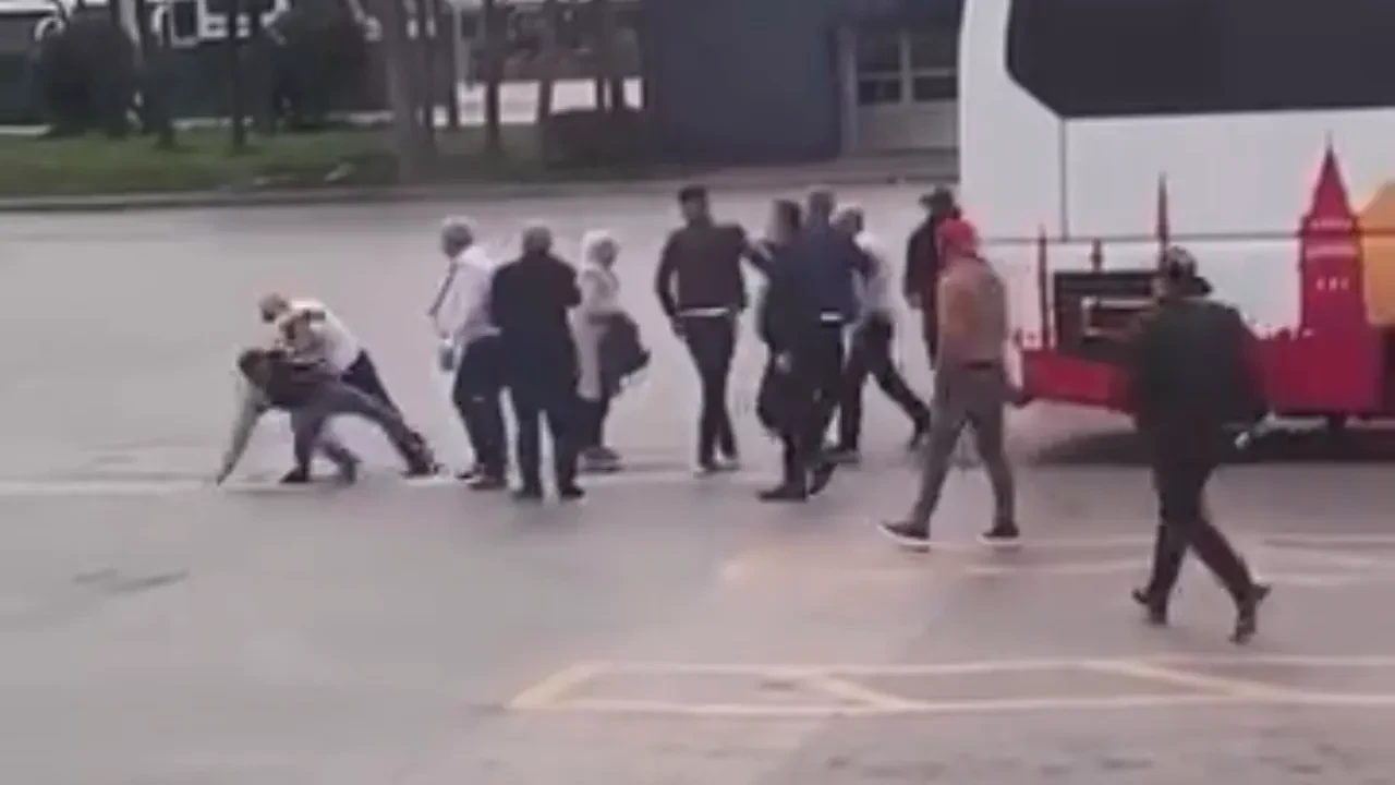 Terminalde tekmeli yumruklu kavga: Bursa'da şoför ve yolcu birbirine girdi