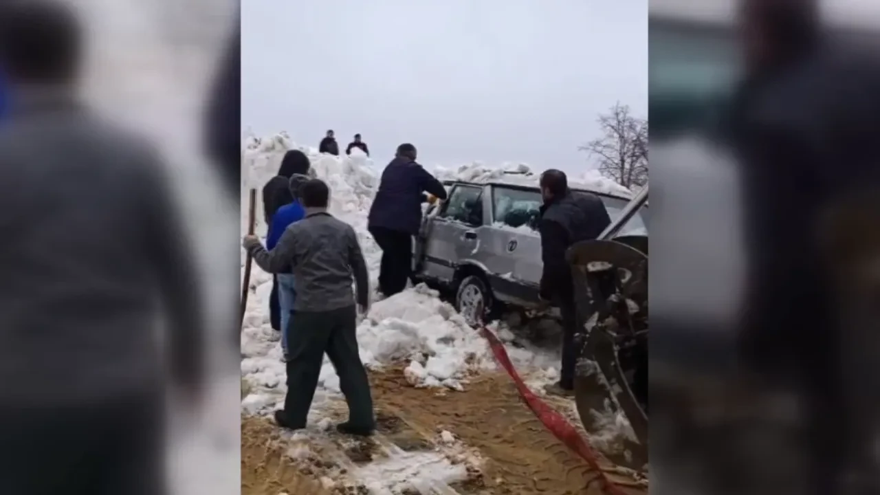 Trabzon’da otomobilin üzerine çığ düştü! Seyir halindeki araçtakiler neye uğradığını şaşırdı