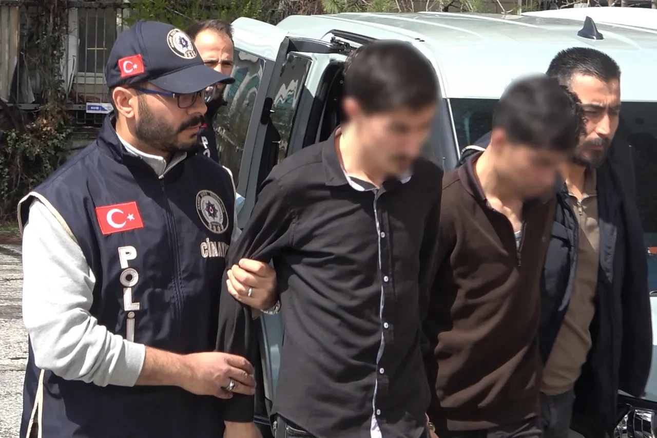 2 kardeş babalarını vahşice katletti! Bıçak ve balta ile saldırdılar: İşte korkunç cinayetin nedeni  