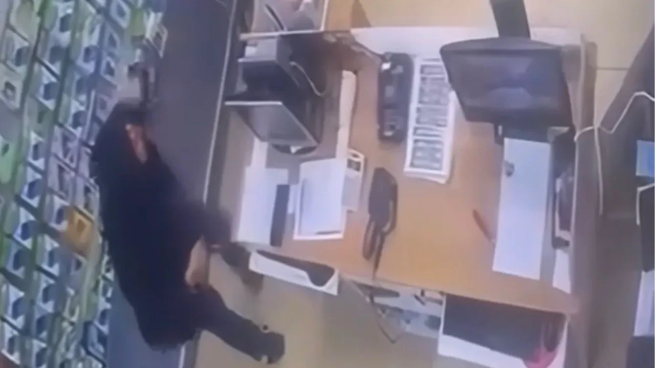 Ağabeyi paraları alıp kaçtı, kardeşi kurşunların hedefi oldu! Silahlı saldırı anı kamerada