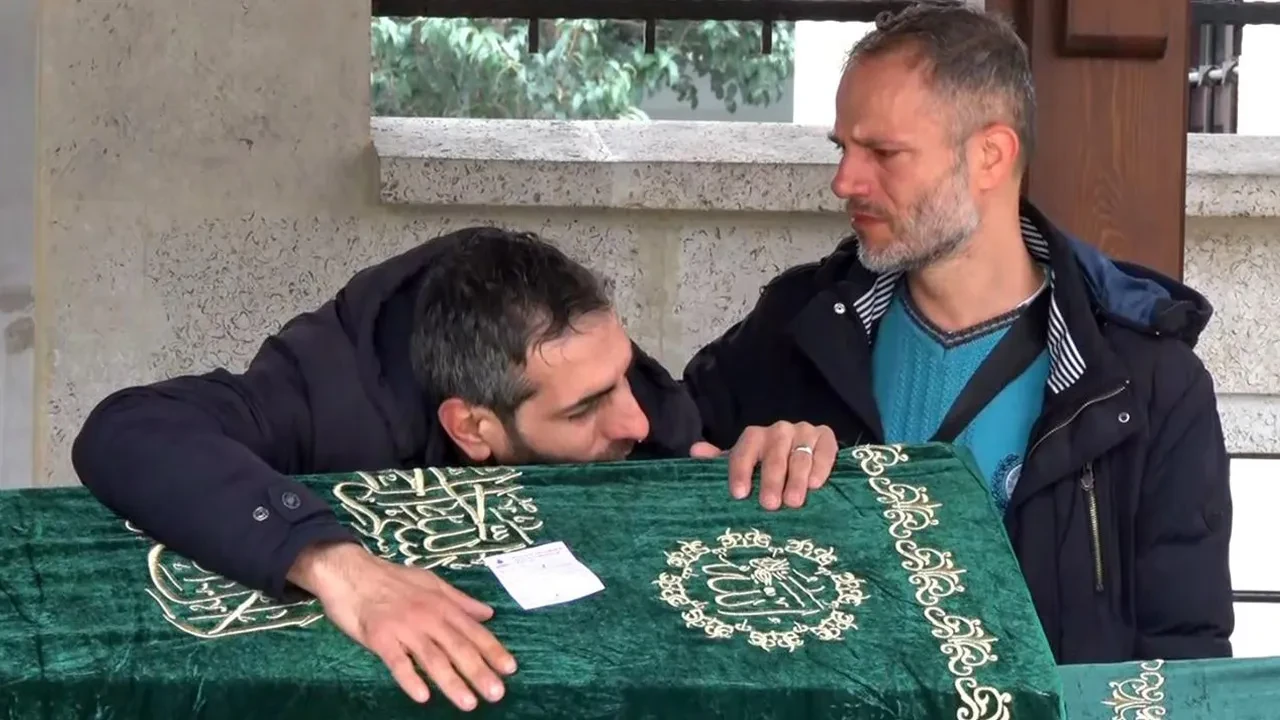 Babadan küçük kızına acı veda: Tabutuna sarıldı