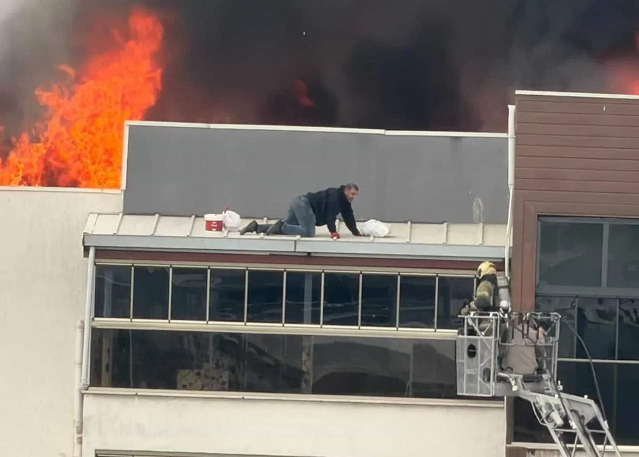 Alevlerin arasında can pazarı! Yangında mahsur kalan 2 kişi böyle kurtarıldı