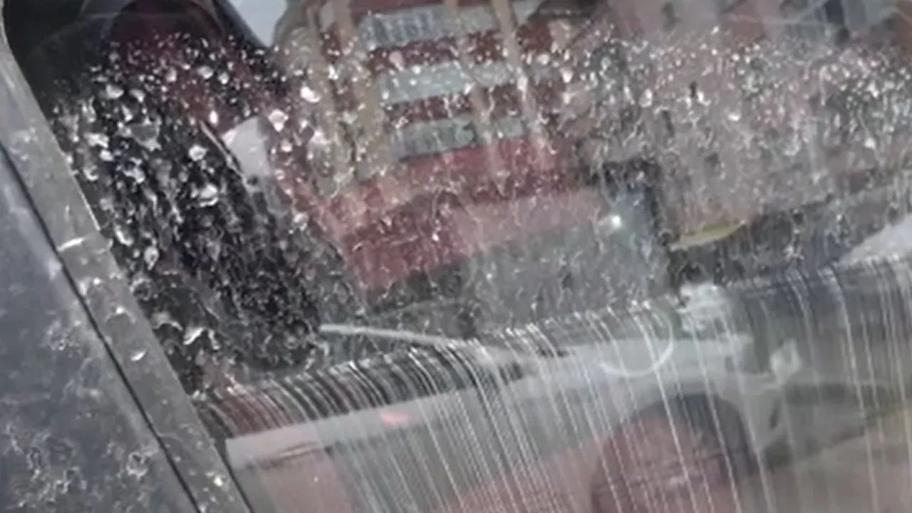 Çamur yağmuru İstanbul'u esir aldı! Araçların üzeri kaplandı