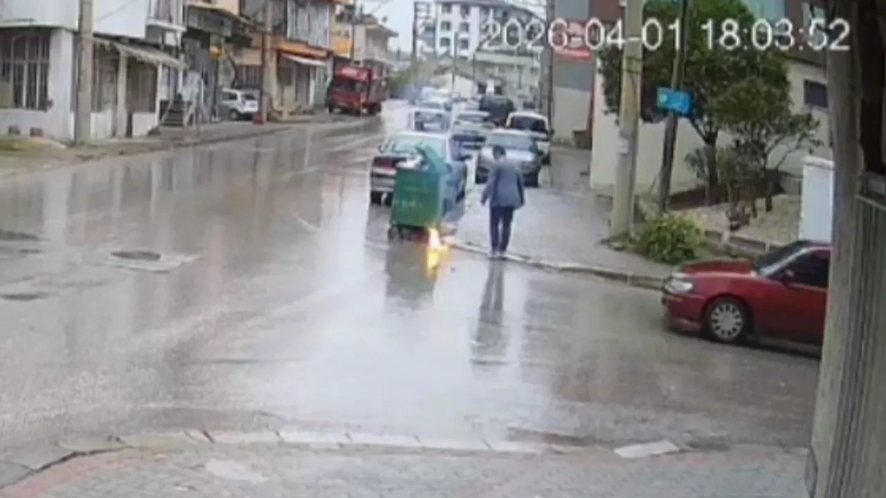 Çöpe atmak istediği batarya elinde bomba gibi patladı! O anlar kamerada