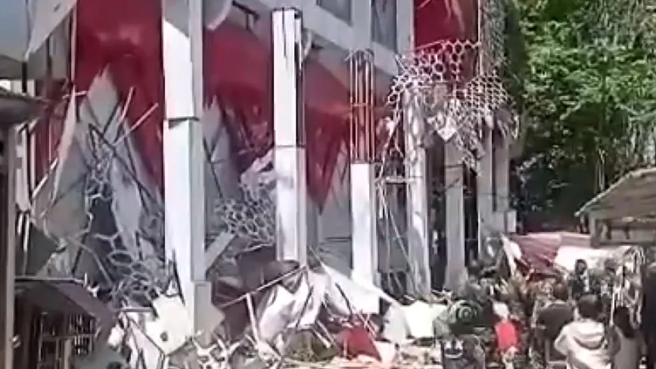 Endonezya 7,8 büyüklüğündeki depremle sarsıldı! Deprem sonrası yıkım kamerada  