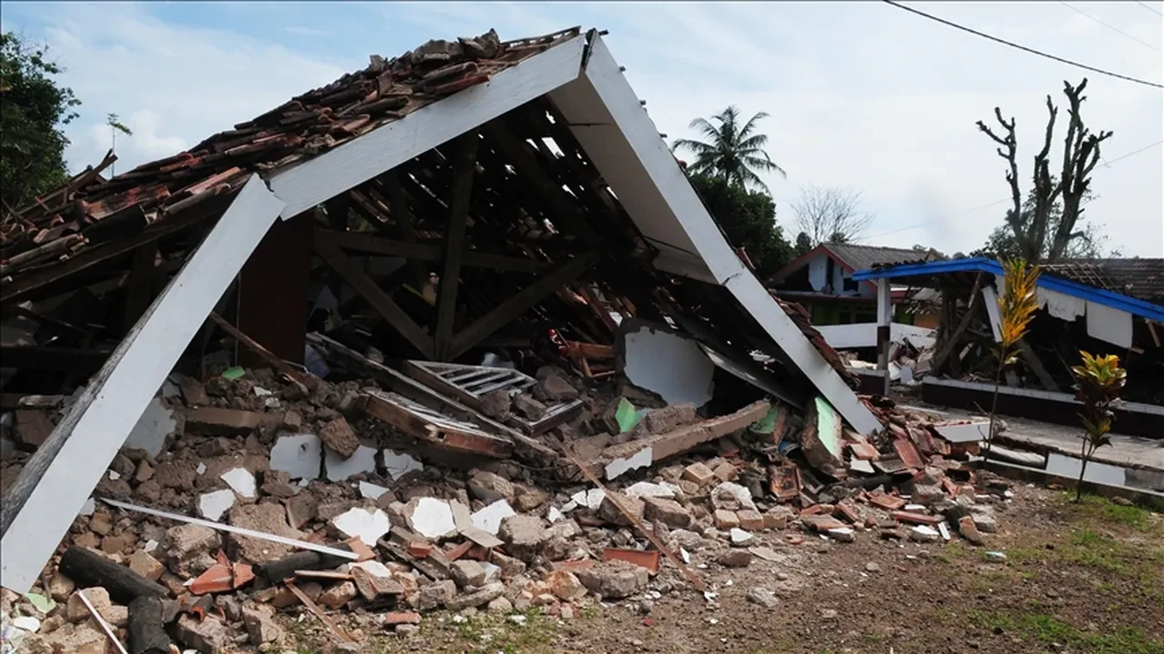 Endonezya'da şiddetli deprem! Tsunami alarmı verildi