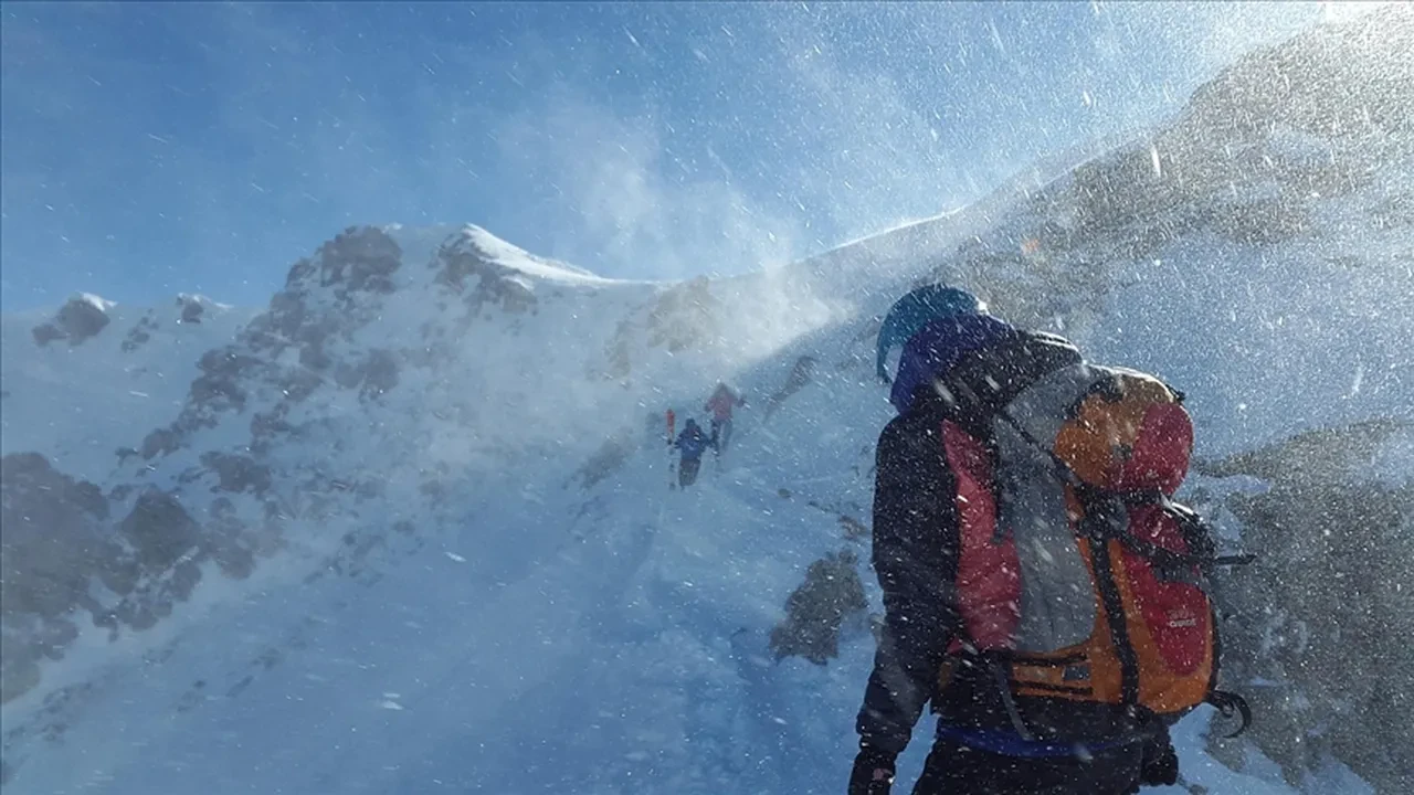 Everest Dağı'nda 'zehirli' dolandırıcılık: Sigorta parası için dağcıların yemeklerine karbonat koydular