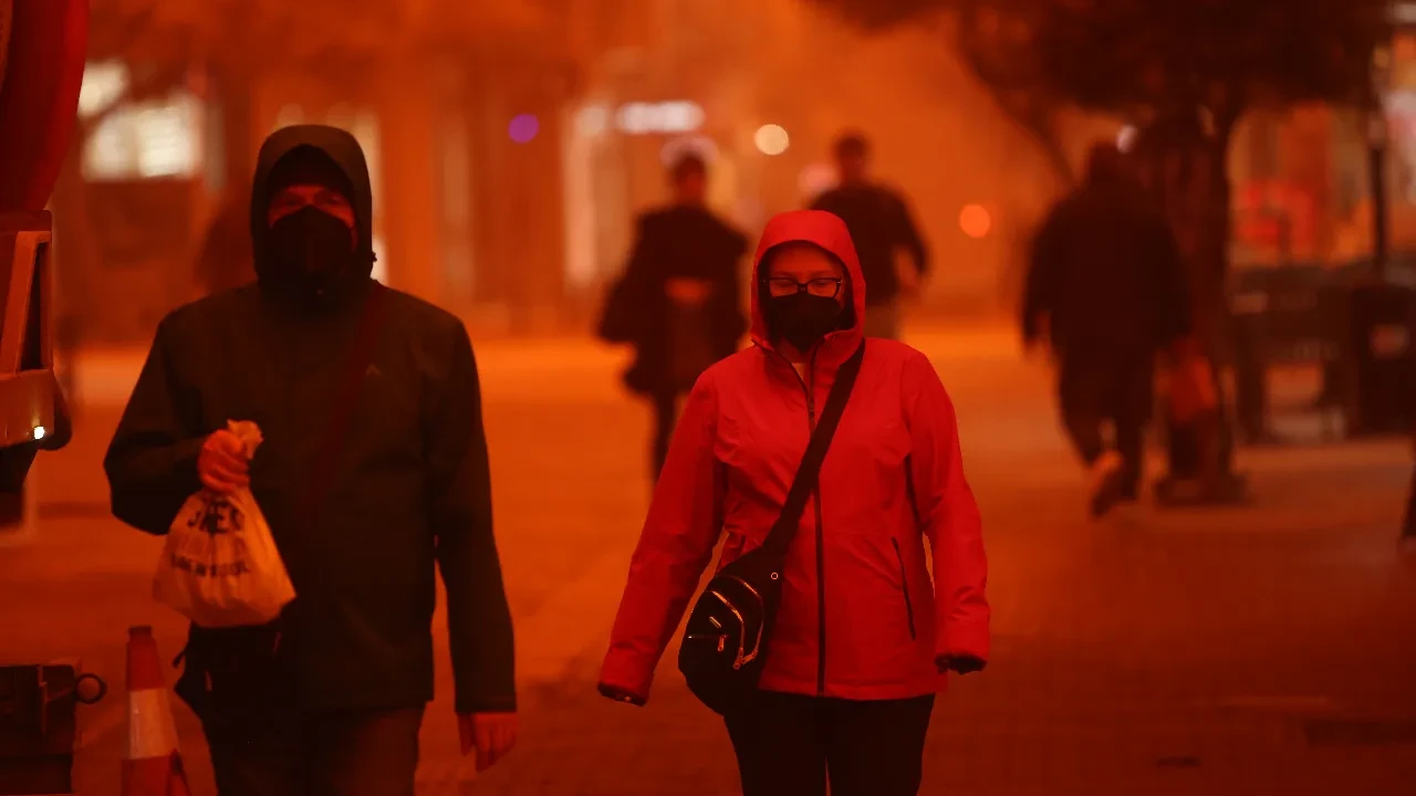 Girit Adası'nda çöl tozu alarmı: Gökyüzü kırmızıya büründü