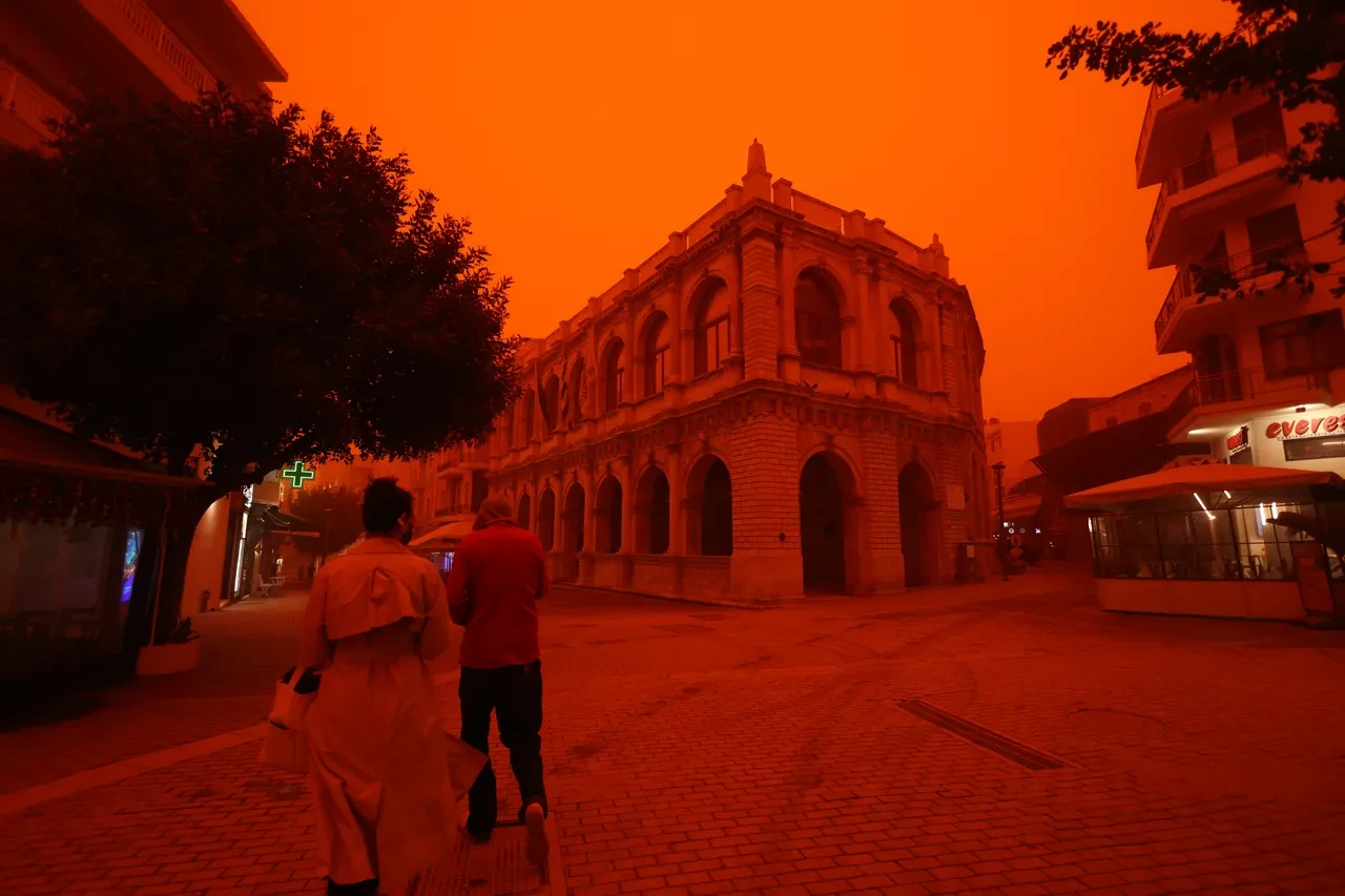 Girit Adası'nda çöl tozu alarmı: Gökyüzü kırmızıya büründü