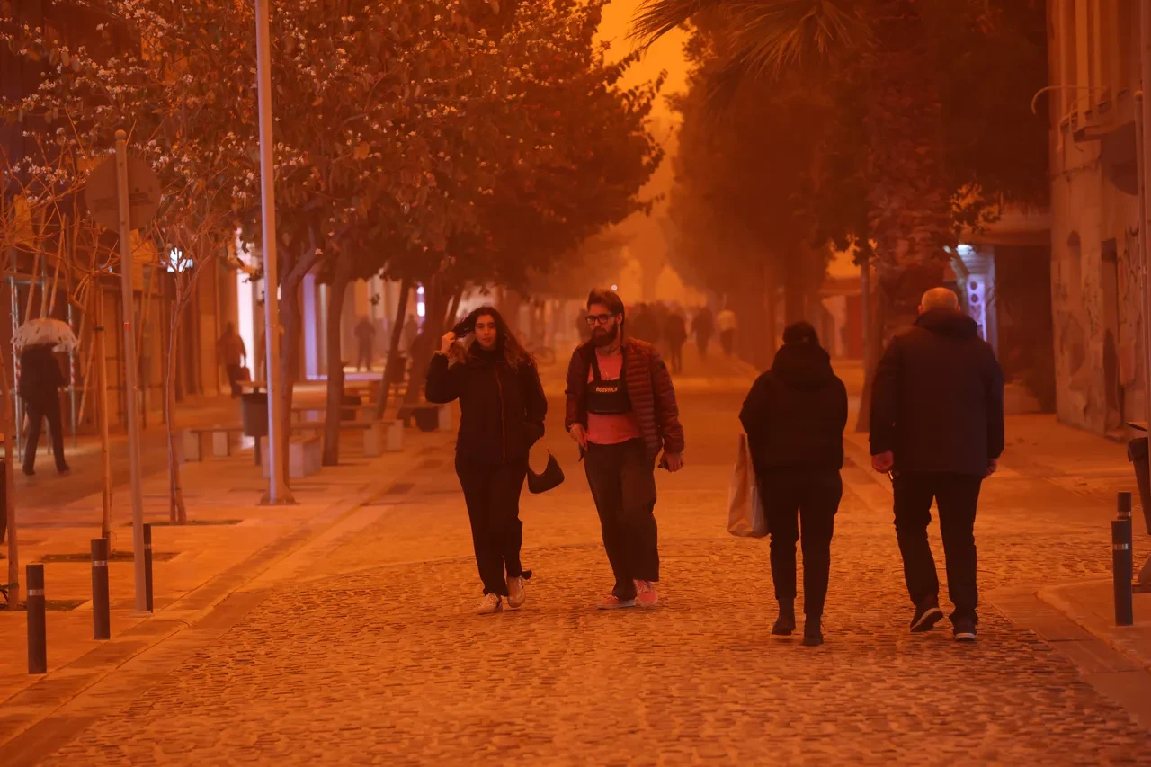 Girit Adası'nda çöl tozu alarmı: Gökyüzü kırmızıya büründü