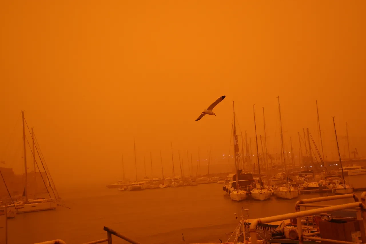 Girit Adası'nda çöl tozu alarmı: Gökyüzü kırmızıya büründü