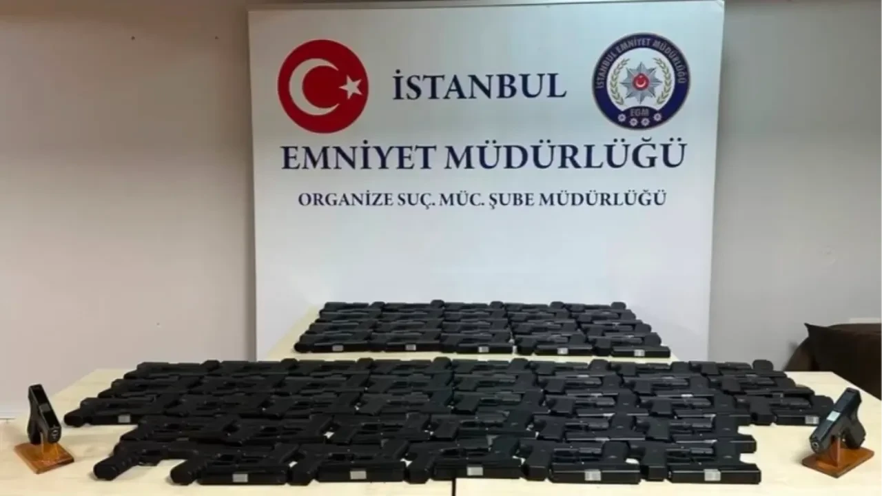 İstanbul'da kaçak silah operasyonu! Takside ve depoda çok sayıda tabanca bulundu