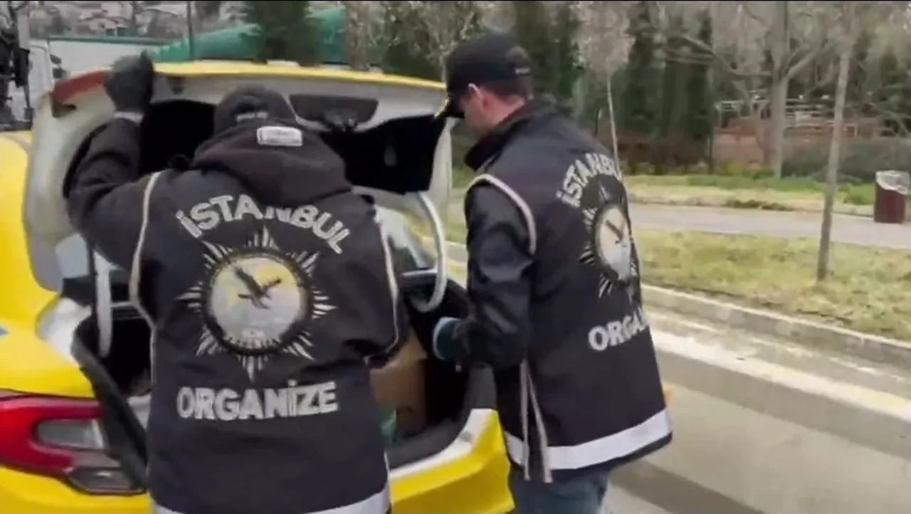 İstanbul'da kaçak silah operasyonu! Polisin elini attığı her yerden tabanca çıktı